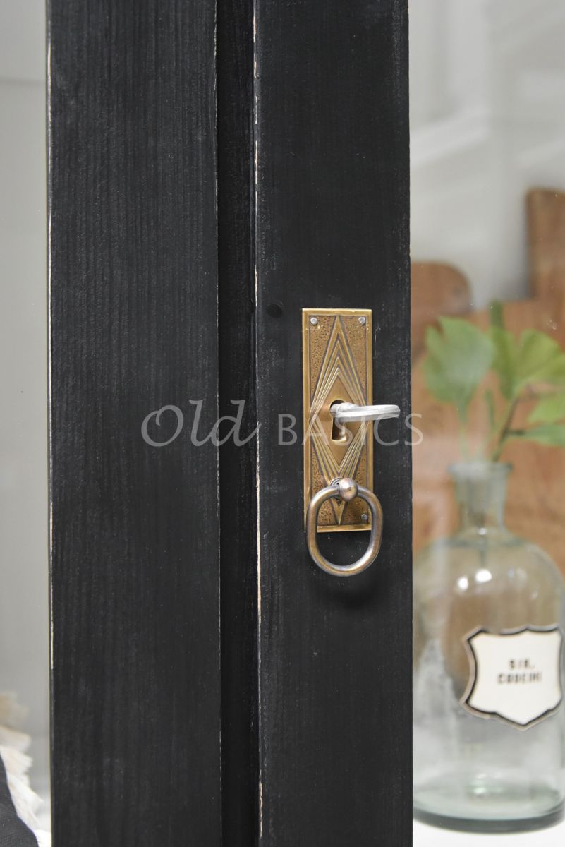 Detail van Vitrinekast Jean, 2 deuren, RAL9005, zwart, materiaal hout